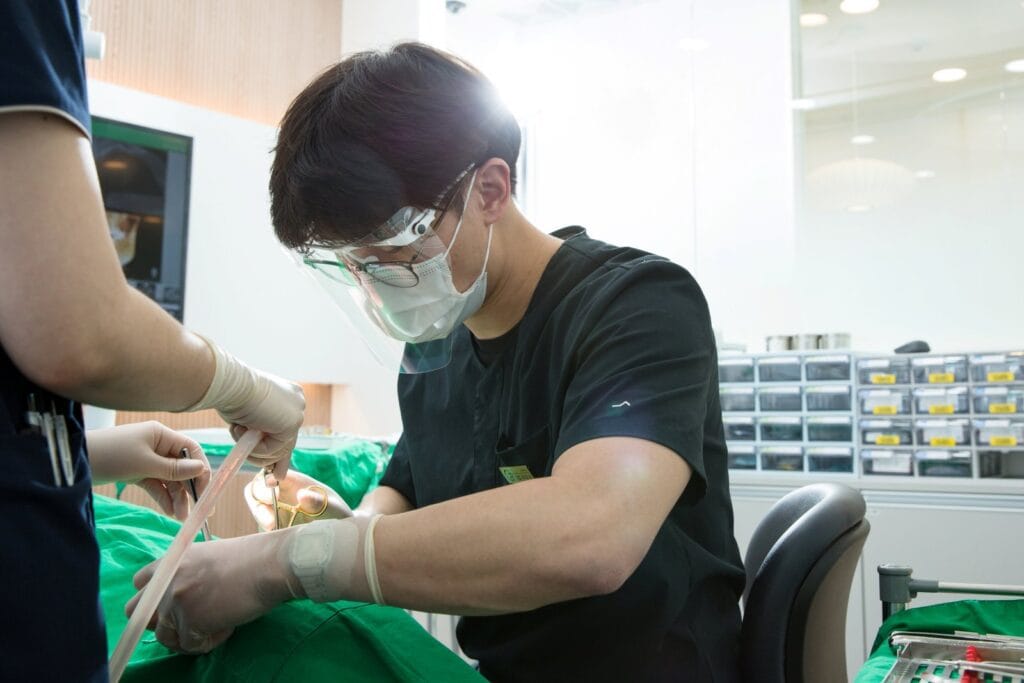 수면 임플란트(진정제 투여) 없이 국소마취로 임플란트 수술을 진행하는 365이룩치과 원장